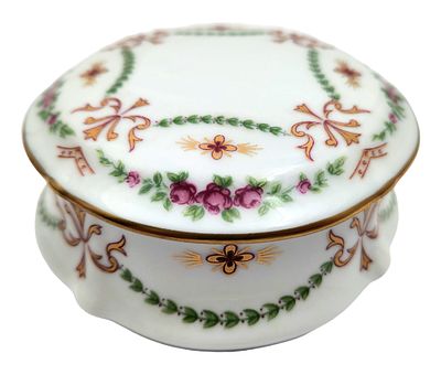 קופסאת פורצלן "LIMOGES" צרפת, מעוטרות פרחים, חתומה, קוטר 10 ס"מ.