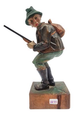 צייד, פסל מ"היער השחור" מגולף ביד אמן, תיקון קל לרובה, גובה 25 ס"מ.