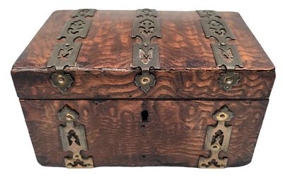 קופסת תה מעץ "REGENCY TEA CADDY" אנגליה מאה 19, חיפוי מרקטרי שורש, 2 תאים, 20X12X12 ס"מ. הקופסא 