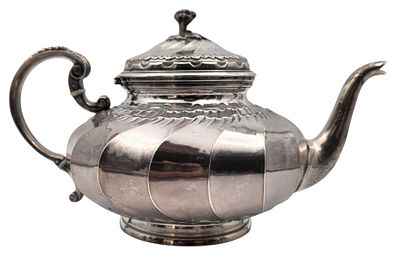 קנקן גדול כסף 950 בעבודת צורפות של Maurice Guerchet, פריז, צרפת 1900-1903, מעוטר ריקוע פרחים 