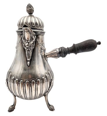 קנקן כסף 950 צרפתי עתיק, מעוטר תבליטי עלי אקנטוס, איצטרובל על המכסה ורגליות מעוצבות כפרסות 