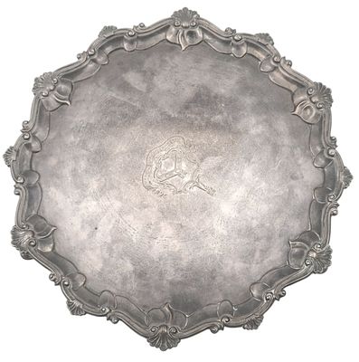 מגש כסף סטרלינג ויקטוריאני עתיק, לונדון 1776, מעוטר עלי אקנטוס בשוליים ורגליות מעוצבות כפרסות 