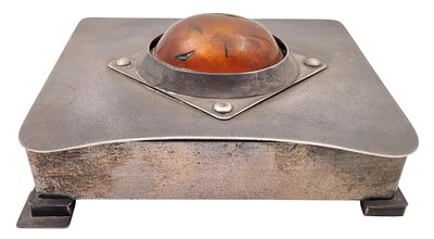 בוגדן מירובסקי (פולין 1945-2014) Bogdan Mirowski, קופסת סיגריות כסף 999 מעוטרת ענבר בלטי טבעי 