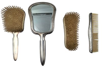 סט טואלט מכסף סטרלינג, כולל, מראה, מסרק ושתי מברשות, חתומים, אורך 28 ס"מ, משקל כולל 785 גרם.