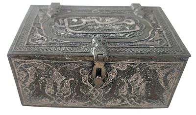 קופסת תכשיטים איסלמית עתיקה, מעוטרת בעבודת דמשק בכסף ונחושת אדומה, חיפוי עץ פנימי, חתומה, 12X8X6 ס"מ