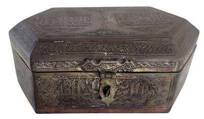 קופסת נחושת איסלמית דמשקאית עתיקה, מעוטרת חריטת קליגרפיות, חיפוי עץ פנימי, אורך 16 ס"מ