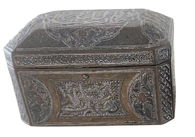 קופסת תכשיטים איסלמית עתיקה, מעוטרת בעבודת דמשק בכסף ונחושת אדומה, חיפוי קטיפה פנימי, 11X6.5X6.5 ס"מ