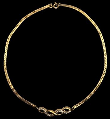 ענק זהב 18K ויהלומים טבעיים במשקל כולל כ-80 נקודות, אורך 40 ס"מ, משקל 14.4 גרם.