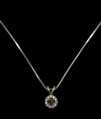 שרשרת זהב לבן 14K ותליון יהלום פנסי קוניאק טבעי במשקל 7 נקודות, ומסביבו יהלומים טבעיים במשקל 