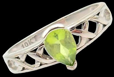 טבעת זהב לבן 10K, משובצת פרידוט טבעיים, מידה 57, משקל 2.3 גרם