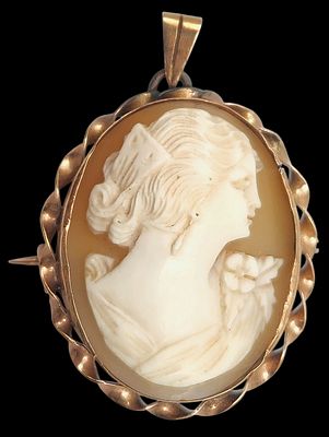 סיכת תליון זהב 14K "קמאו" בעבודת גילוף איכותית, אורך 40 מ"מ, משקל 6.5 גרם