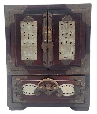 קופסת תכשיטים סינית מעץ רוזווד מעוצבת כארון מגירות, מעוטרת תבליטי ג'ייד מגולף ופירזול נחושת 