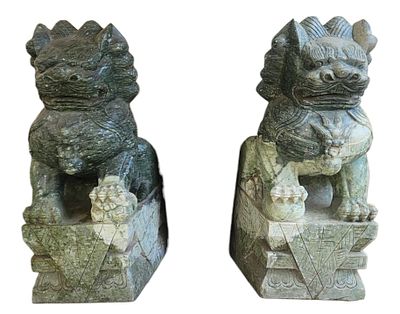 זוג כלבי שישי (FOO DOGS) סיניים ענקיים מפוסלים באבן נפריט טבעית או אבן טבעית דומה, בעבודת אמנות 