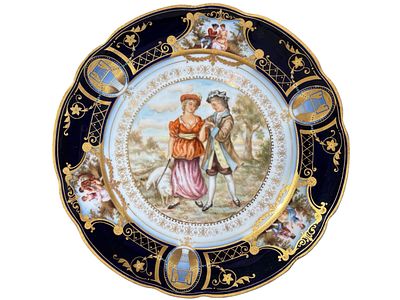 Частная мануфактура. Настенная тарелка с галантной сценой и позолоченными резервами. Частная 
