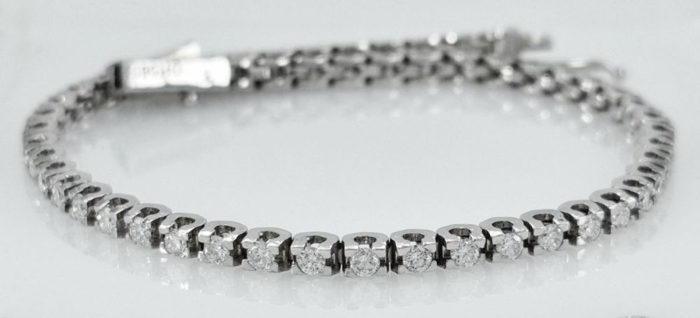 14K white gold tennis bracelet set entirely with completely natural diamonds with a total 