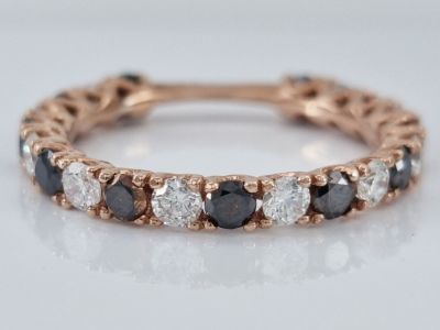 14K Rose Gold Gold Gold Inertity Ring Inlaid with a combination of all-natural diamonds in 