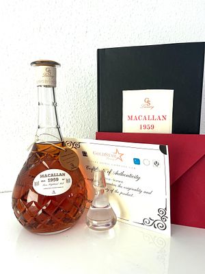 Whisky Macallan 1959 Pure Highland Malt 85cl. 43&deg;
Elegant French cut amphora model crystal 