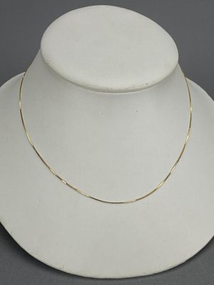18 Inch 10K Yellow Gold Box Necklace. Marked 10K XL on clasp, weighs approx. 0.9 grams.