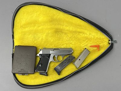 Walther Model PPK .380 ACP Pistol, 3 Mags, Case. Walther Model PPK .380 ACP semi-automatic 