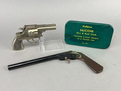 Vintage Toy Gun Lot with Tin Cloth No. 420. Lot includes a vintage toy 'Trooper' cap gun with 