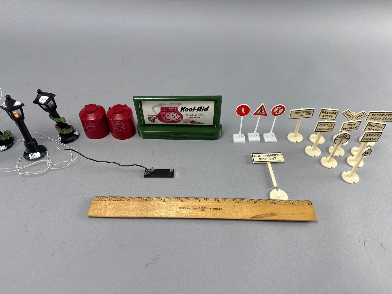 Lot 451 – Lionel Train Accessories, Lamp Posts, Kool-Aid Billboard ...