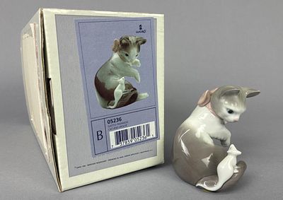 Lladro 05236 ‘Cat and Mouse’ Figurine. Lladro porcelain figurine titled "Cat and Mouse" (model 