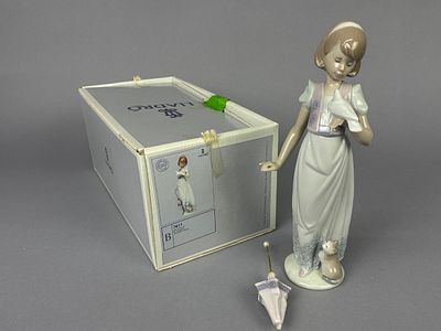 Lladro 7611 ‘Summer Stroll' Figurine. Lladro porcelain figurine from the 1997 Collectors Society 