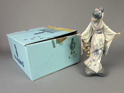 Lladro 2036 Geisha Figurine w/Box. Lladro handcrafted porcelain figurine titled 'Geisha (Woman 