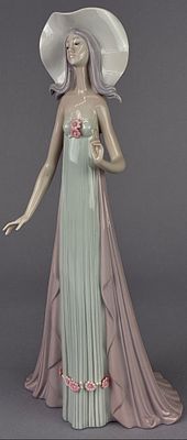 Lladr&oacute; 1431 ‘The Debutante' Figurine. Lladr&oacute; porcelain figurine titled ‘The Debutante’ or 'Lady 