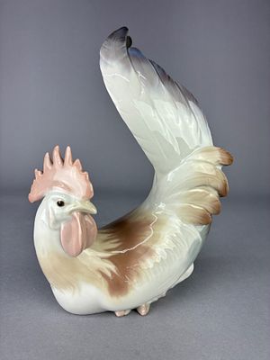 Lladro 4588 ‘White Cockerel’ Figurine. Lladro porcelain rooster figurine, featuring a 