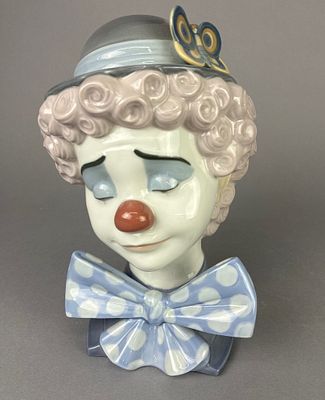 Lladr&oacute; 5611 Sad Clown Bust Figure. Lladr&oacute; porcelain bust titled 'Clown with Bow Tie,' model 