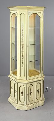 1960s French Provincial Lighted Curio Cabinet. French Provincial style lighted octagonal 