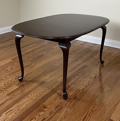 Ethan Allen 60" Oval Queen Anne Dining Table. Ethan Allen Queen Anne style oval dining table 