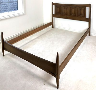 Broyhill Sculptra 1960s Mid-Century Walnut Bed. Broyhill Sculptra, Mid-Century Modern, full size 