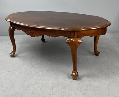 Queen Anne Coffee Table with Marquetry Inlay. Queen Anne style coffee table, with an inlaid 