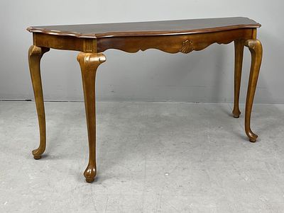 Queen Anne Console Table with Marquetry Inlay. Queen Anne style console / sofa / hall table 