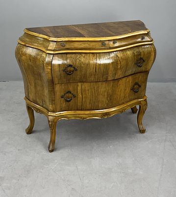 Italian Rococo Style Walnut Bombe Chest. Italian Rococo style walnut bombe chest, 20th Century 