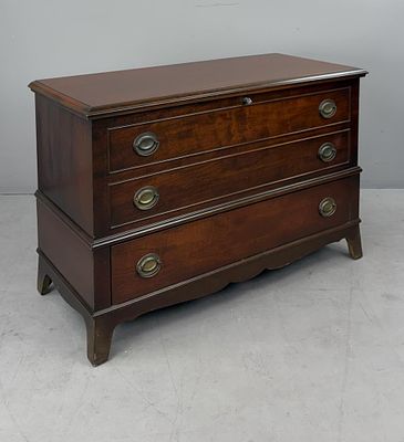 Lane Federal Revival Mahogany Cedar Chest. Lane (Alavista, Georgia) Federal Revival style cedar 