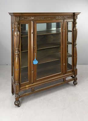 Elizabethan Revival Quartersawn Oak China Cabinet. American Edwardian Era, Elizabethan Revival 