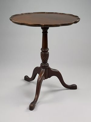 Queen Anne Style Mahogany pedestal Tea Table. Queen Anne style pedestal tea table, with pie 