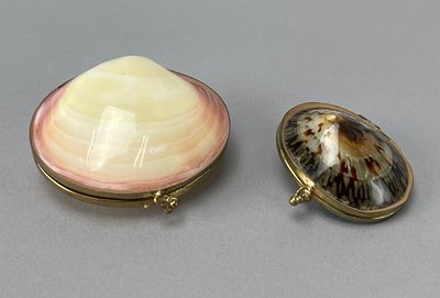 Pair of Shell-Shaped Decorative Boxes with Hinges. Pair of shell-shaped decorative boxes with 