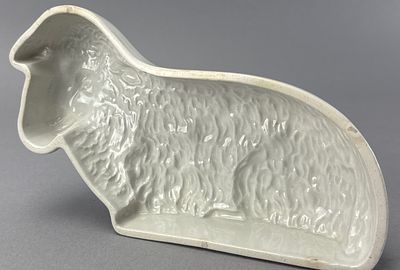 Villeroy & Boch Ceramic Lamb Mold, Glossy White Glaze. Villeroy & Boch ceramic lamb mold with 