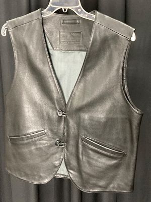 Roundtree & Yorke Black Leather Vest, Size M. Roundtree &amp; Yorke black leather vest featuring 