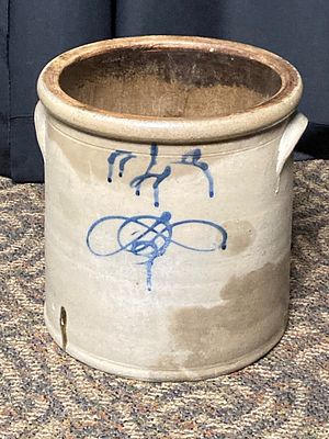 19th-Century Cobalt-Decorated Salt-Glazed Stoneware Crock. American salt-glazed stoneware 