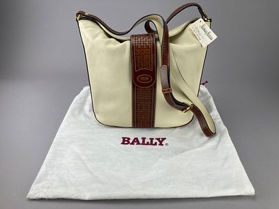 Bally Italian Leather Shoulder Bag With Dust Bag. Bally Italian shoulder bag in cream grained 