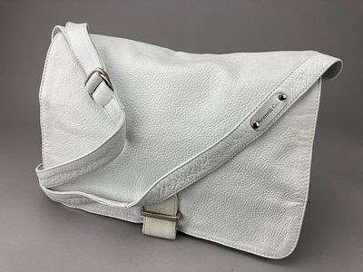 Kenneth Cole White Leather Messenger Crossbody Bag. Kenneth Cole white pebbled genuine leather 