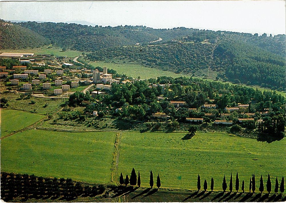 לוט ארבע גלויות ברכה מקיבוצים כפי שהיה נהוג בשנות ה-60-70. 1." שנה טובה ומבורכת" מחולתה שנת 