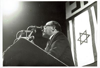 תנועת הליכוד לוט צילומים: 1. מנחם בגין, דוד לוי ואדם נוסף במסיבת עיתונאים (?) נראה לאחר המהפך 