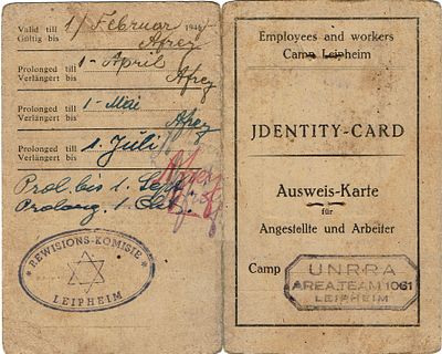 תעודת זהות ממחנה העקורים ליפהיים LEIPHEIM שבגרמניה, נושאת תמונה של העיתונאי מרדכי פרלמוטר ושלוש 