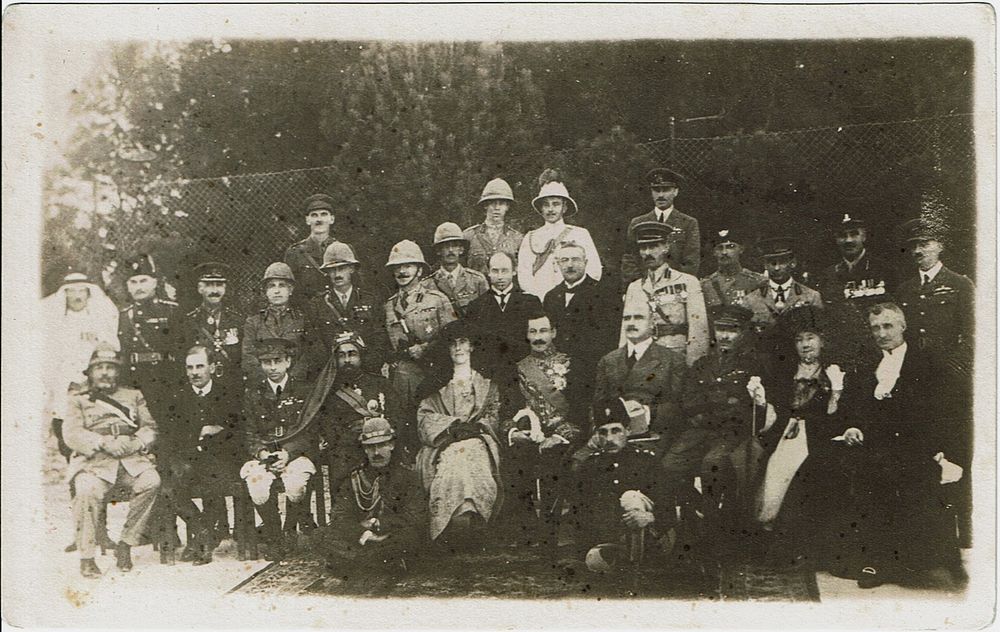 חגיגות הכרזת המנדט הבריטי על ארץ ישראל, ירושלים 1922. גלוית ריל פוטו: מצולמים מזוהים בשורה 